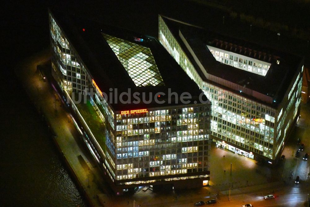 Hamburg bei Nacht von oben - Nachtluftbild Bürogebäude des Geschäftshauses der SPIEGEL-Verlag Rudolf Augstein GmbH & Co. KG in Hamburg, Deutschland