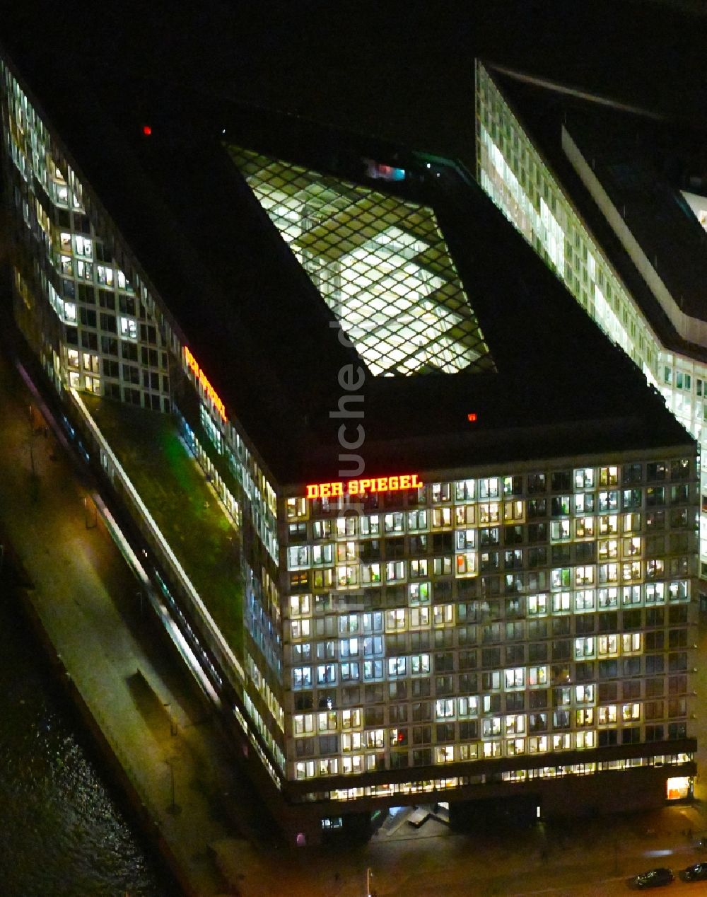 Hamburg bei Nacht aus der Vogelperspektive: Nachtluftbild Bürogebäude des Geschäftshauses der SPIEGEL-Verlag Rudolf Augstein GmbH & Co. KG in Hamburg, Deutschland
