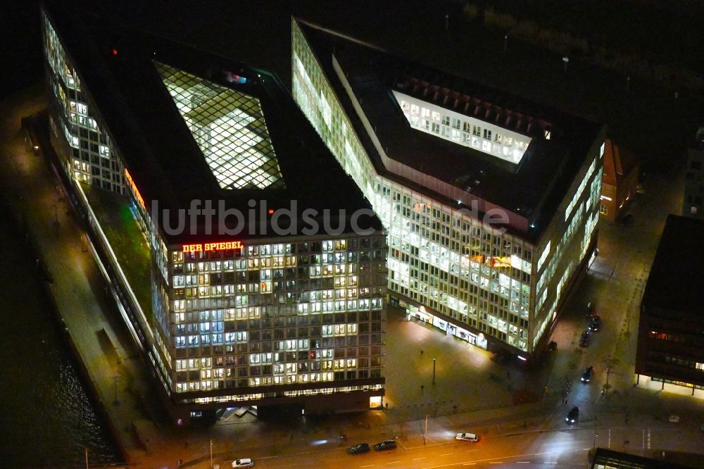 Nacht-Luftaufnahme Hamburg - Nachtluftbild Bürogebäude des Geschäftshauses der SPIEGEL-Verlag Rudolf Augstein GmbH & Co. KG in Hamburg, Deutschland