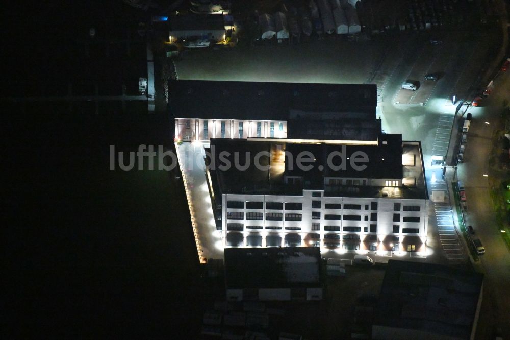 Hamburg bei Nacht von oben - Nachtluftbild Bürogebäude des Geschäftshauses der ThiesMediCenter GmbH in Hamburg, Deutschland