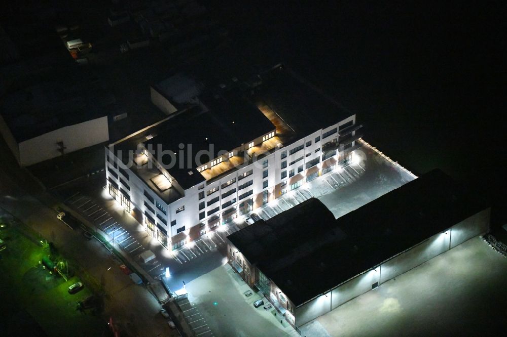 Hamburg bei Nacht aus der Vogelperspektive: Nachtluftbild Bürogebäude des Geschäftshauses der ThiesMediCenter GmbH in Hamburg, Deutschland