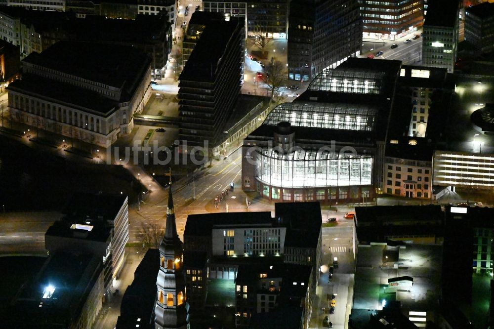 Nachtluftbild Hamburg - Nachtluftbild Bürogebäude des Geschäftshauses Zürichhaus in Hamburg, Deutschland