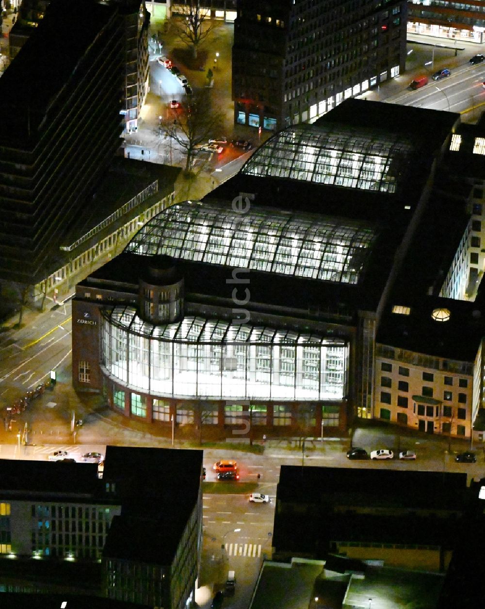 Nacht-Luftaufnahme Hamburg - Nachtluftbild Bürogebäude des Geschäftshauses Zürichhaus in Hamburg, Deutschland