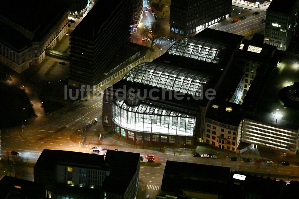 Hamburg bei Nacht von oben - Nachtluftbild Bürogebäude des Geschäftshauses Zürichhaus in Hamburg, Deutschland