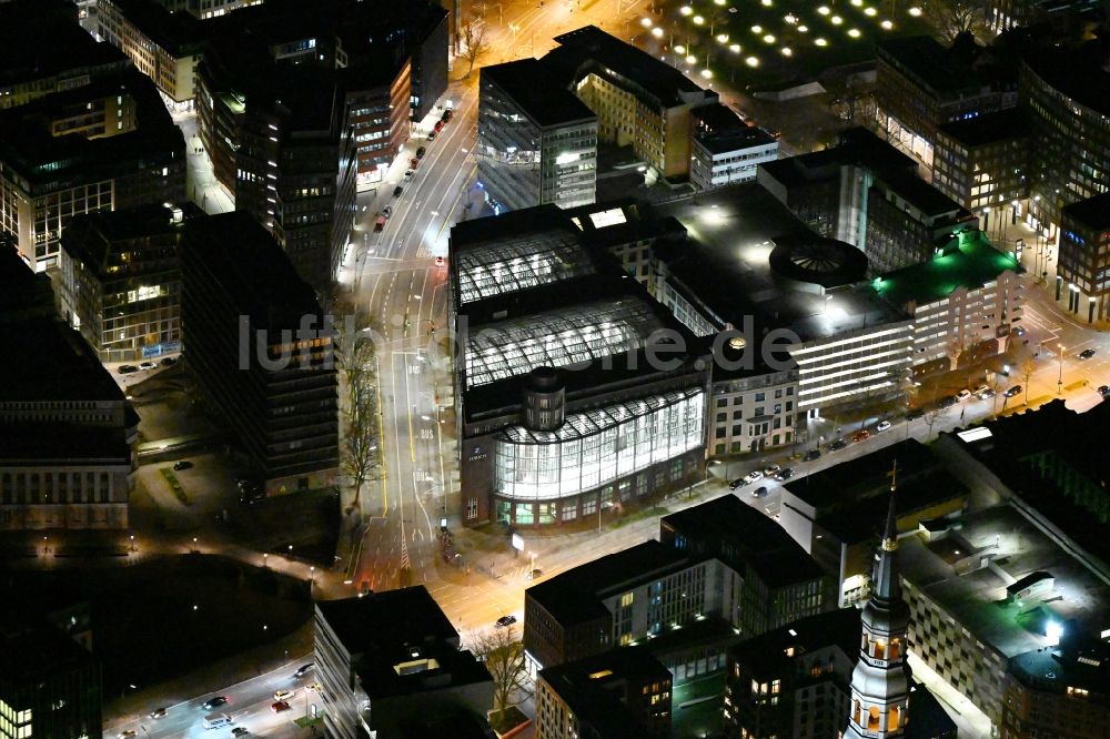 Hamburg bei Nacht von oben - Nachtluftbild Bürogebäude des Geschäftshauses Zürichhaus in Hamburg, Deutschland