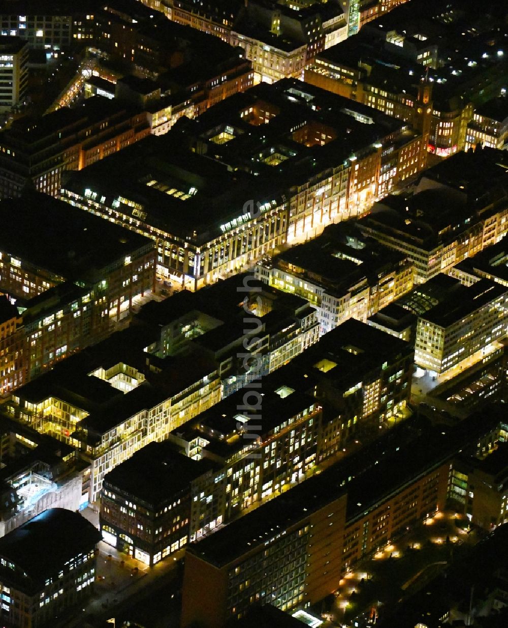 Hamburg bei Nacht von oben - Nachtluftbild Bürogebäude der Geschäftshäuser Neuer Wall - Am Alsterfleet - Alter Wall in Hamburg, Deutschland