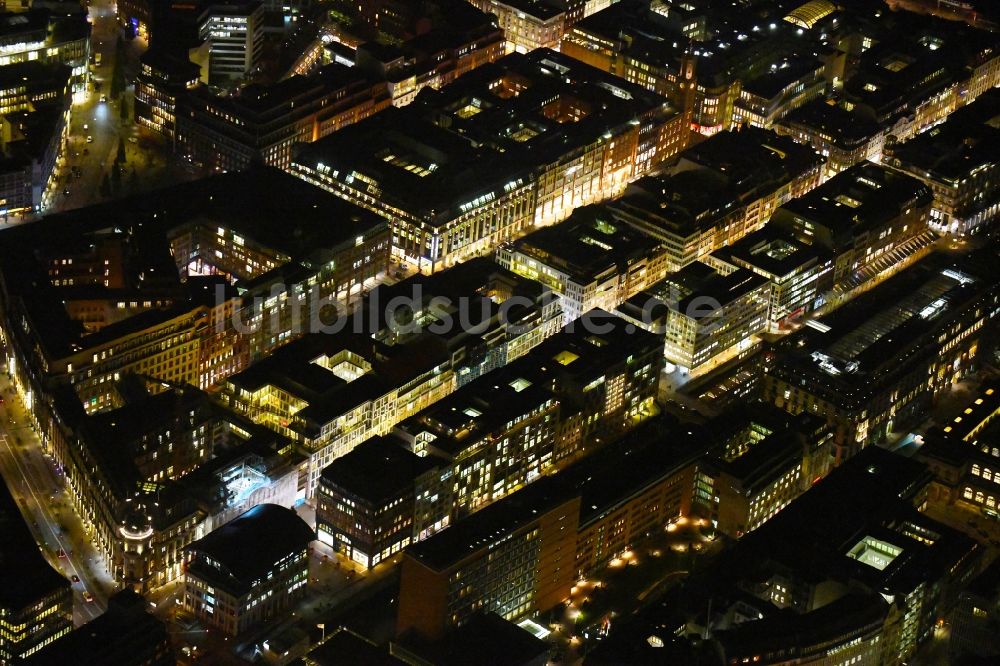Hamburg bei Nacht aus der Vogelperspektive: Nachtluftbild Bürogebäude der Geschäftshäuser Neuer Wall - Am Alsterfleet - Alter Wall in Hamburg, Deutschland