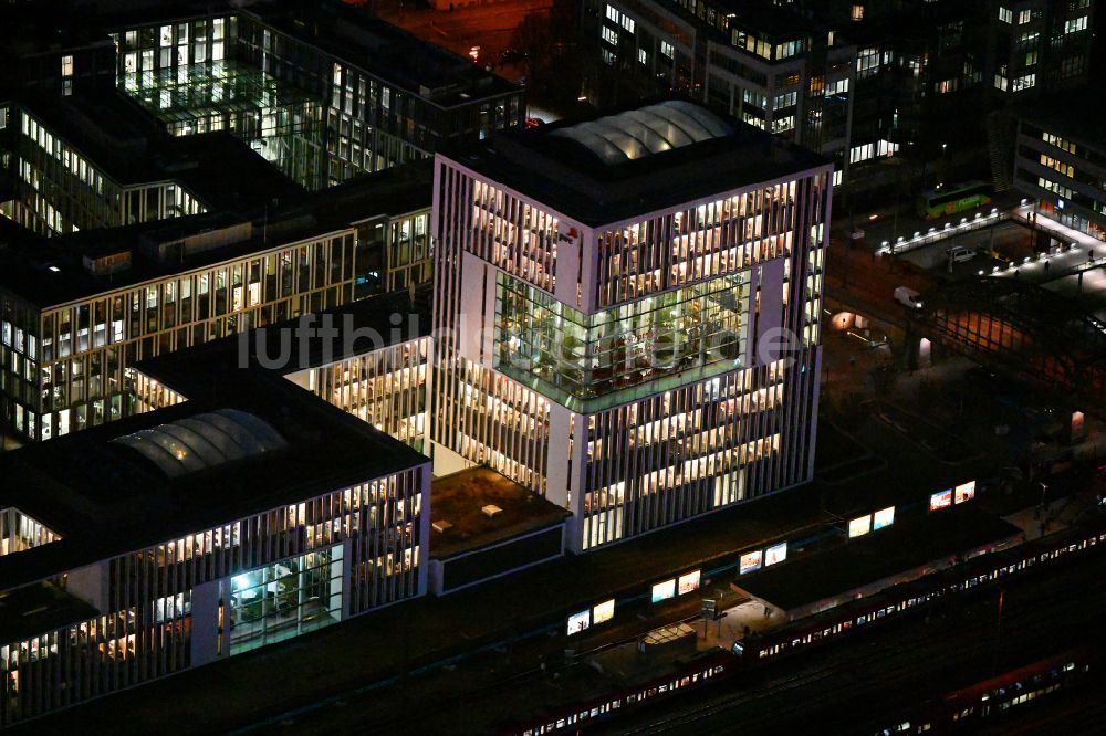 München bei Nacht von oben - Nachtluftbild Bürogebäude Skygarden im Stadtteil Maxvorstadt in München im Bundesland Bayern, Deutschland