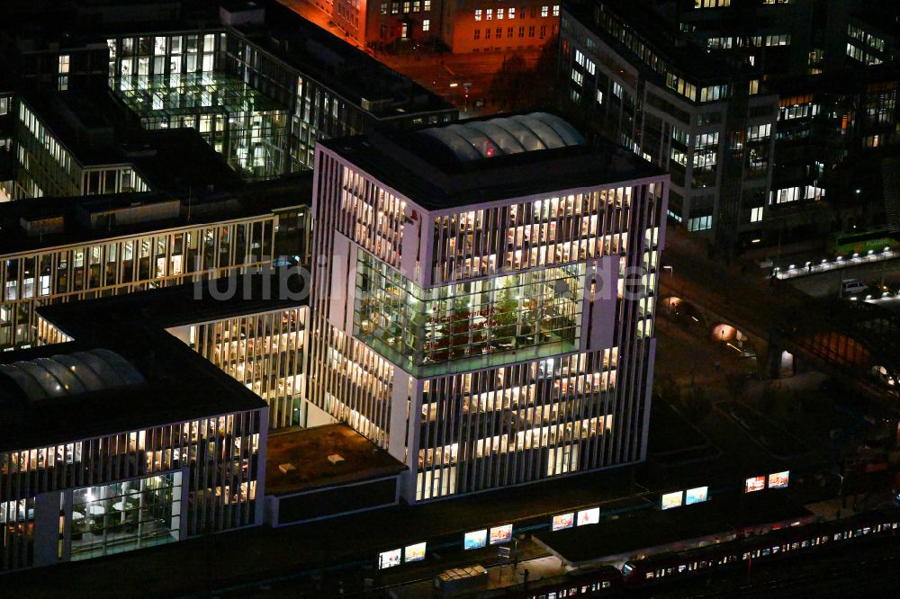 München bei Nacht aus der Vogelperspektive: Nachtluftbild Bürogebäude Skygarden im Stadtteil Maxvorstadt in München im Bundesland Bayern, Deutschland