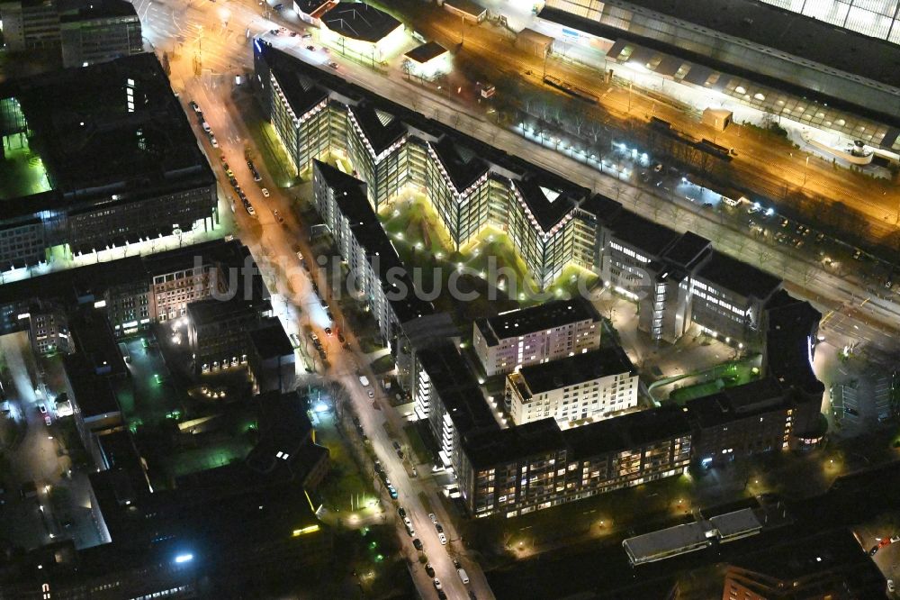 Hamburg bei Nacht aus der Vogelperspektive: Nachtluftbild Bürogebäude des VTG Center an der Amsinckstraße in Hamburg, Deutschland