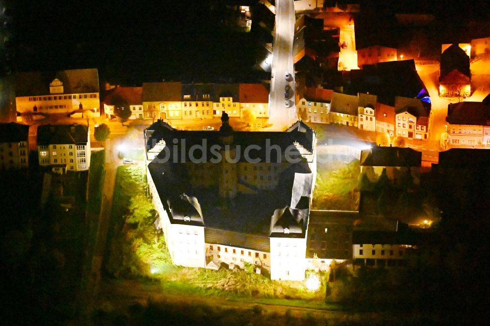 Nachtluftbild Coswig (Anhalt) - Nachtluftbild Burganlage des Schloss in Coswig (Anhalt) im Bundesland Sachsen-Anhalt, Deutschland