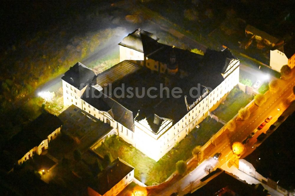Nacht-Luftaufnahme Coswig (Anhalt) - Nachtluftbild Burganlage des Schloss in Coswig (Anhalt) im Bundesland Sachsen-Anhalt, Deutschland