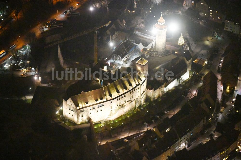 Nürnberg bei Nacht aus der Vogelperspektive: Nachtluftbild Burganlage der Veste Kaiserburg in Nürnberg im Bundesland Bayern, Deutschland