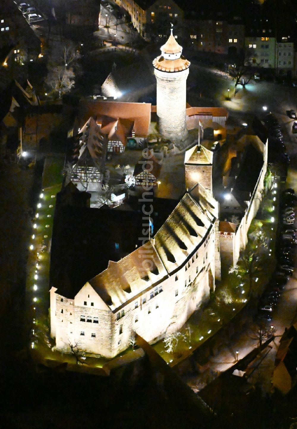 Nürnberg bei Nacht aus der Vogelperspektive: Nachtluftbild Burganlage der Veste Kaiserburg in Nürnberg im Bundesland Bayern, Deutschland