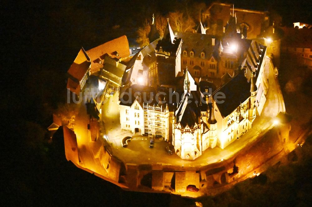 Wernigerode bei Nacht aus der Vogelperspektive: Nachtluftbild Burganlage der Veste - Schloss Wernigerode in Wernigerode im Bundesland Sachsen-Anhalt, Deutschland