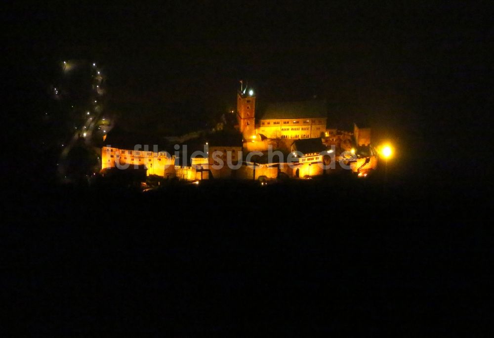 Eisenach bei Nacht von oben - Nachtluftbild Burganlage der Veste Wartburg in Eisenach im Bundesland Thüringen, Deutschland