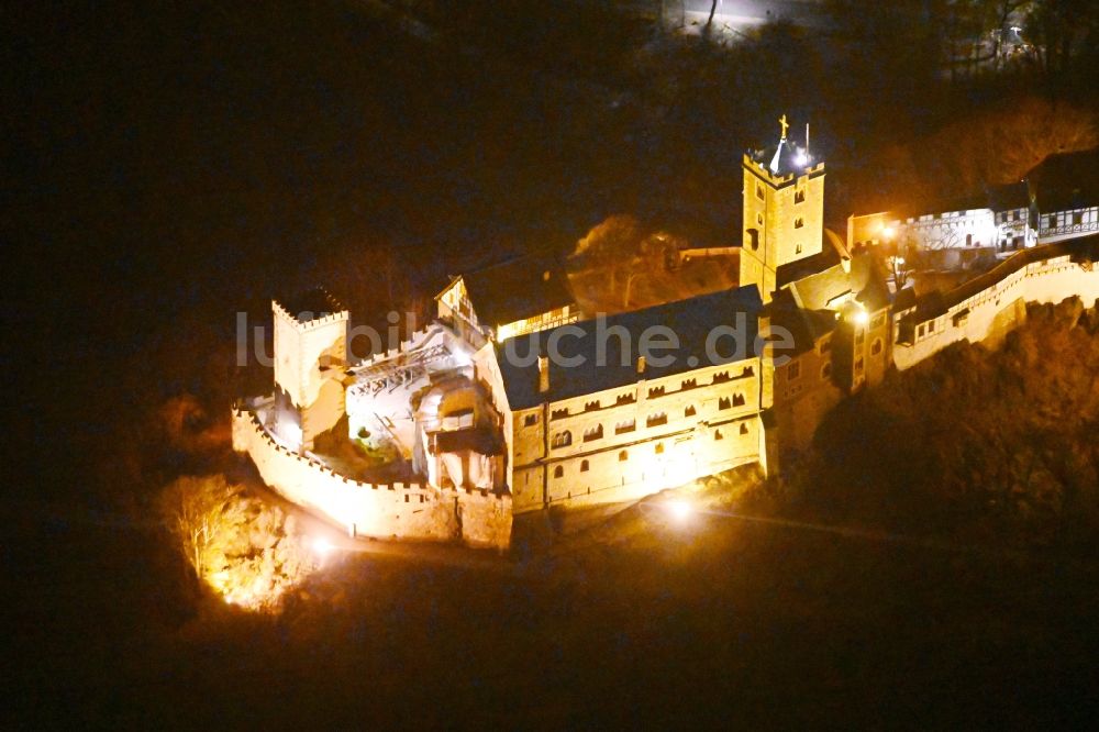 Eisenach bei Nacht aus der Vogelperspektive: Nachtluftbild Burganlage der Veste Wartburg in Eisenach im Bundesland Thüringen, Deutschland