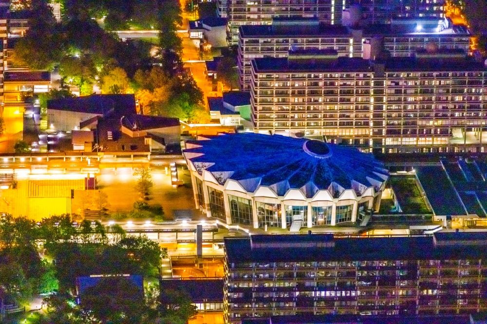 Bochum bei Nacht aus der Vogelperspektive: Nachtluftbild Campus- Gebäude der Ruhr-Universität in Bochum im Bundesland Nordrhein-Westfalen