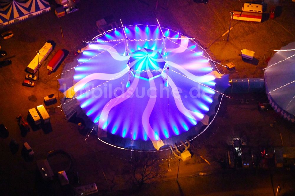 Nacht-Luftaufnahme Dresden - Nachtluftbild Circus- Zelt- Kuppeln des Zirkus Dresdner Weihnachts-Circus an der Pieschener Allee im Ortsteil Altstadt in Dresden im Bundesland Sachsen, Deutschland