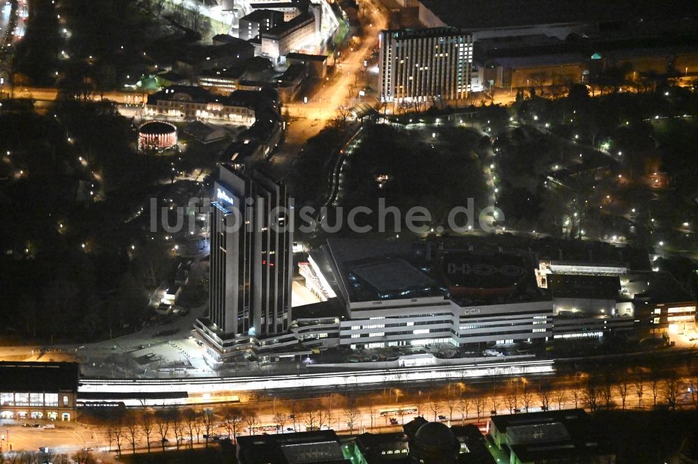 Nacht-Luftaufnahme Hamburg - Nachtluftbild Congress Center am Hochhaus- Gebäude der Hotelanlage Radisson Blu in Hamburg, Deutschland