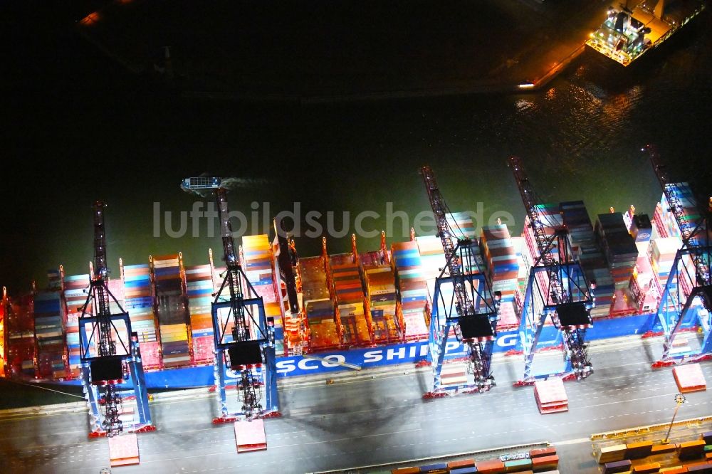 Nachtluftbild Hamburg - Nachtluftbild Containerschiff am HHLA Container Terminal Tollerort Am Vulkanhafen im Hafen im Ortsteil Steinwerder in Hamburg, Deutschland