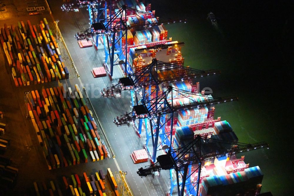 Hamburg bei Nacht aus der Vogelperspektive: Nachtluftbild Containerschiff am HHLA Container Terminal Tollerort Am Vulkanhafen im Hafen im Ortsteil Steinwerder in Hamburg, Deutschland