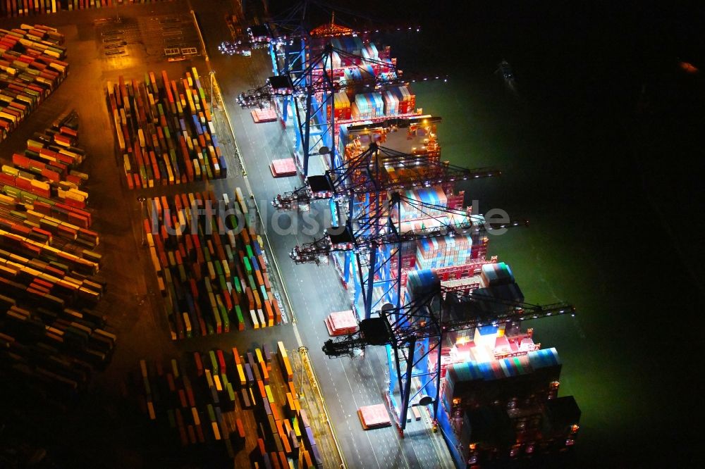 Nachtluftbild Hamburg - Nachtluftbild Containerschiff am HHLA Container Terminal Tollerort Am Vulkanhafen im Hafen im Ortsteil Steinwerder in Hamburg, Deutschland