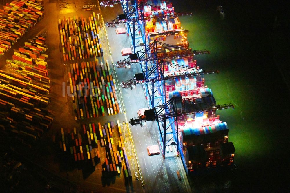 Nacht-Luftaufnahme Hamburg - Nachtluftbild Containerschiff am HHLA Container Terminal Tollerort Am Vulkanhafen im Hafen im Ortsteil Steinwerder in Hamburg, Deutschland