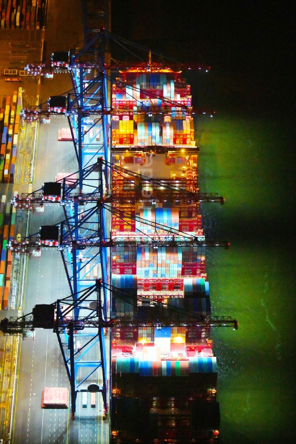 Hamburg bei Nacht aus der Vogelperspektive: Nachtluftbild Containerschiff am HHLA Container Terminal Tollerort Am Vulkanhafen im Hafen im Ortsteil Steinwerder in Hamburg, Deutschland