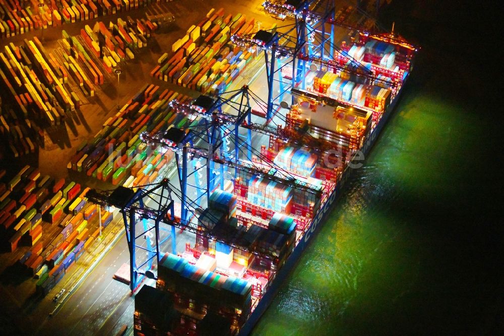Hamburg bei Nacht von oben - Nachtluftbild Containerschiff am HHLA Container Terminal Tollerort Am Vulkanhafen im Hafen im Ortsteil Steinwerder in Hamburg, Deutschland