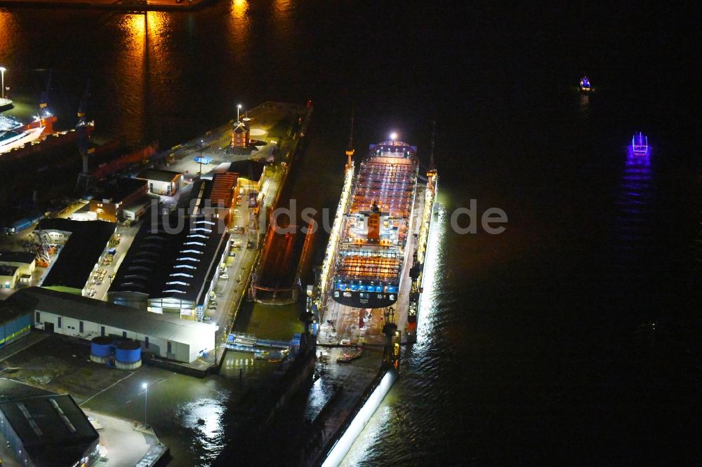 Hamburg bei Nacht von oben - Nachtluftbild Containerschiff PALENA im Trockendock im Hafen im Ortsteil Steinwerder in Hamburg, Deutschland