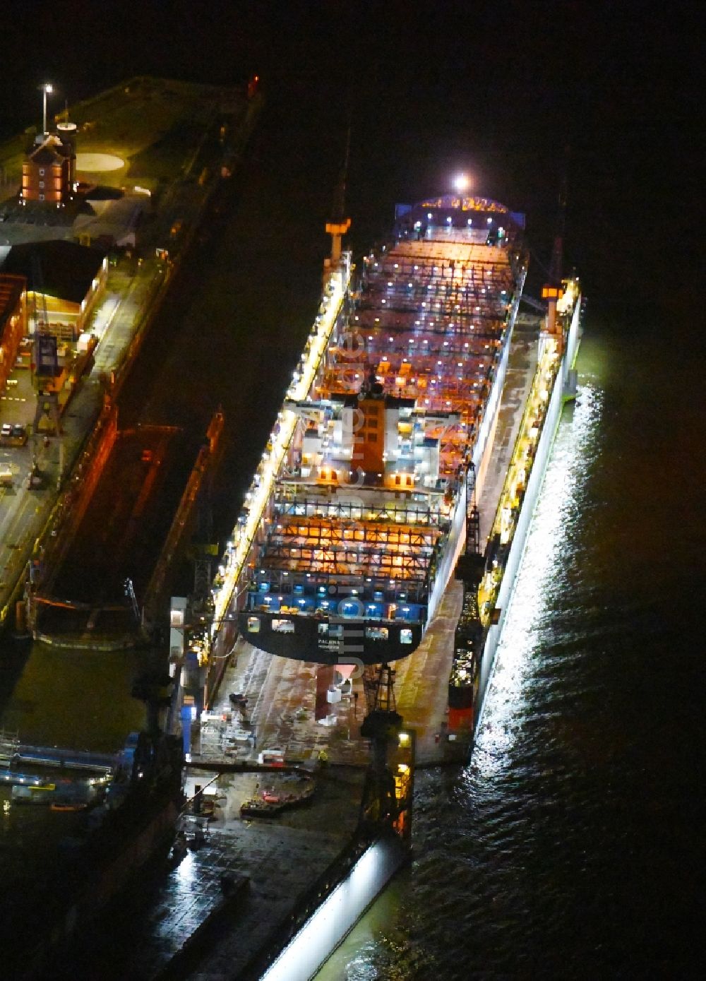 Hamburg bei Nacht aus der Vogelperspektive: Nachtluftbild Containerschiff PALENA im Trockendock im Hafen im Ortsteil Steinwerder in Hamburg, Deutschland
