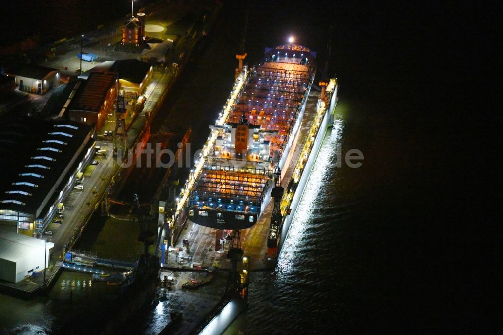 Nachtluftbild Hamburg - Nachtluftbild Containerschiff PALENA im Trockendock im Hafen im Ortsteil Steinwerder in Hamburg, Deutschland