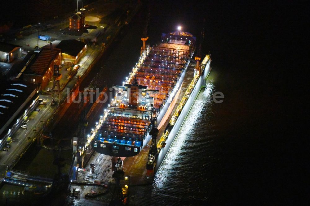 Nacht-Luftaufnahme Hamburg - Nachtluftbild Containerschiff PALENA im Trockendock im Hafen im Ortsteil Steinwerder in Hamburg, Deutschland