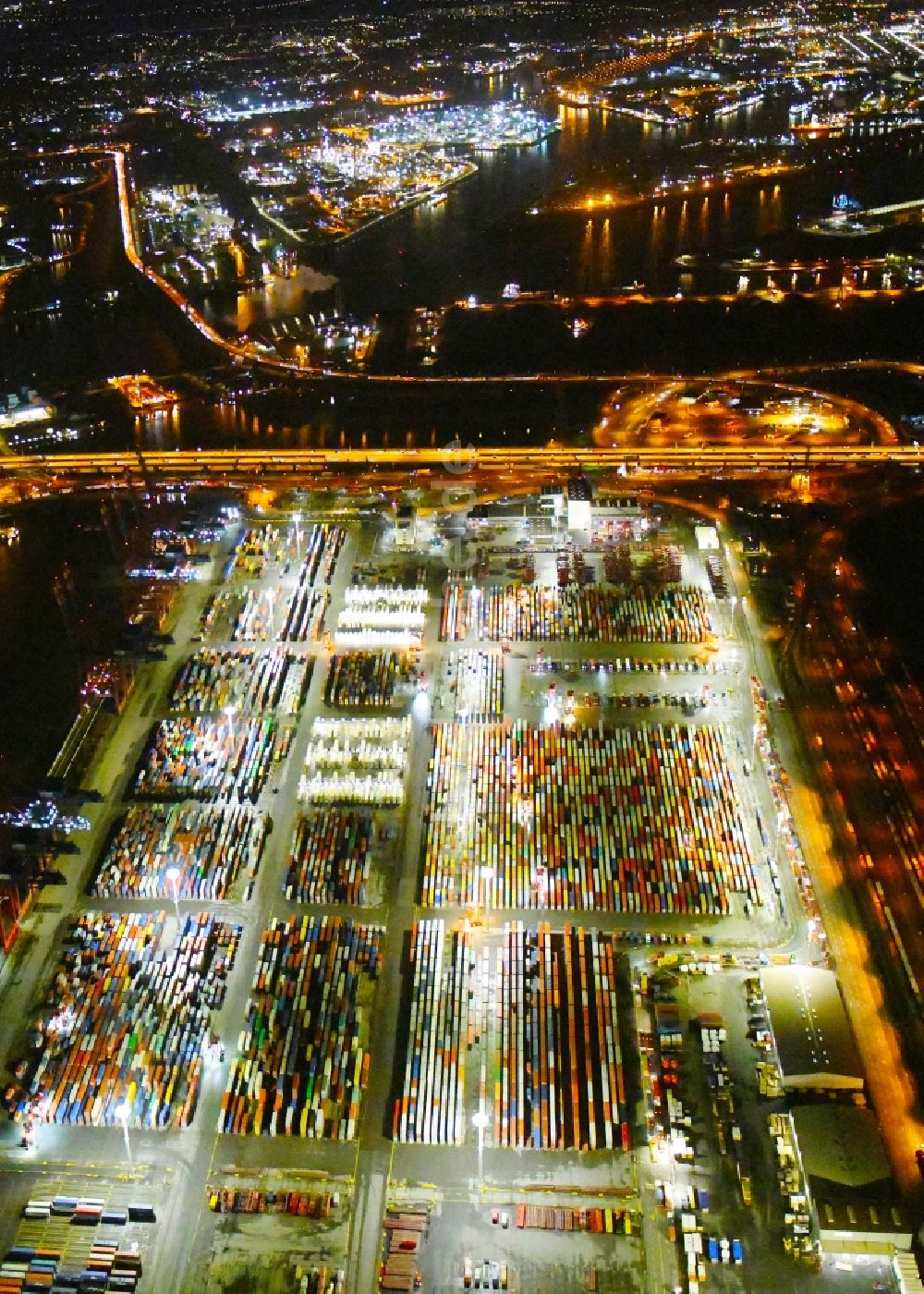 Nachtluftbild Hamburg - Nachtluftbild Containerterminal im Containerhafen des Überseehafen der EUROGATE Container Terminal Hamburg GmbH in Hamburg