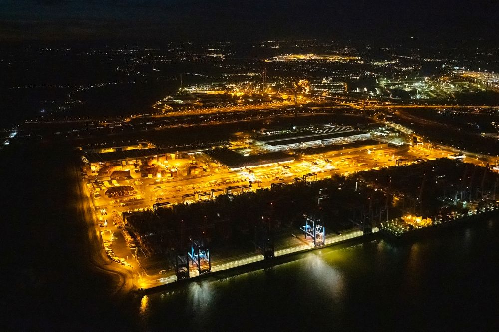Hamburg bei Nacht von oben - Nachtluftbild Containerterminal HHLA Container Terminal Altenwerder (CTA) am Ufer der Elbe im Stadtteil Altenwerder in Hamburg