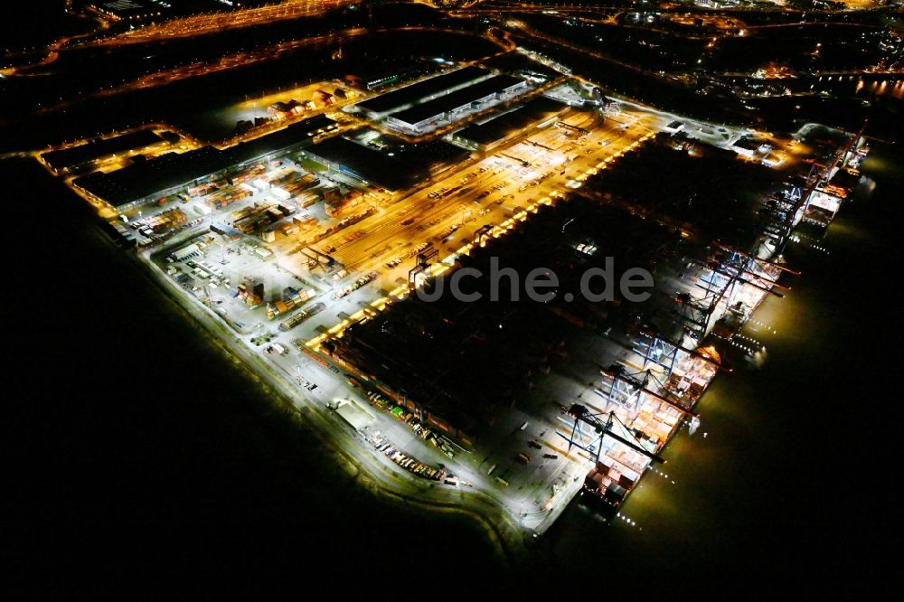 Hamburg bei Nacht aus der Vogelperspektive: Nachtluftbild Containerterminal HHLA Container Terminal Altenwerder (CTA) am Ufer der Elbe im Stadtteil Altenwerder in Hamburg