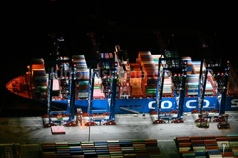 Nachtluftbild Hamburg - Nachtluftbild Containerterminal Tollerort im Containerhafen des Überseehafen im Stadtteil Steinwerder in Hamburg mit dem Klärwerk Köhlbrandhöft