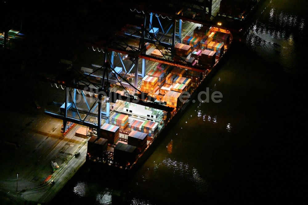 Nachtluftbild Hamburg - Nachtluftbild Containerterminal Tollerort im Containerhafen des Überseehafen im Stadtteil Steinwerder in Hamburg mit dem Klärwerk Köhlbrandhöft
