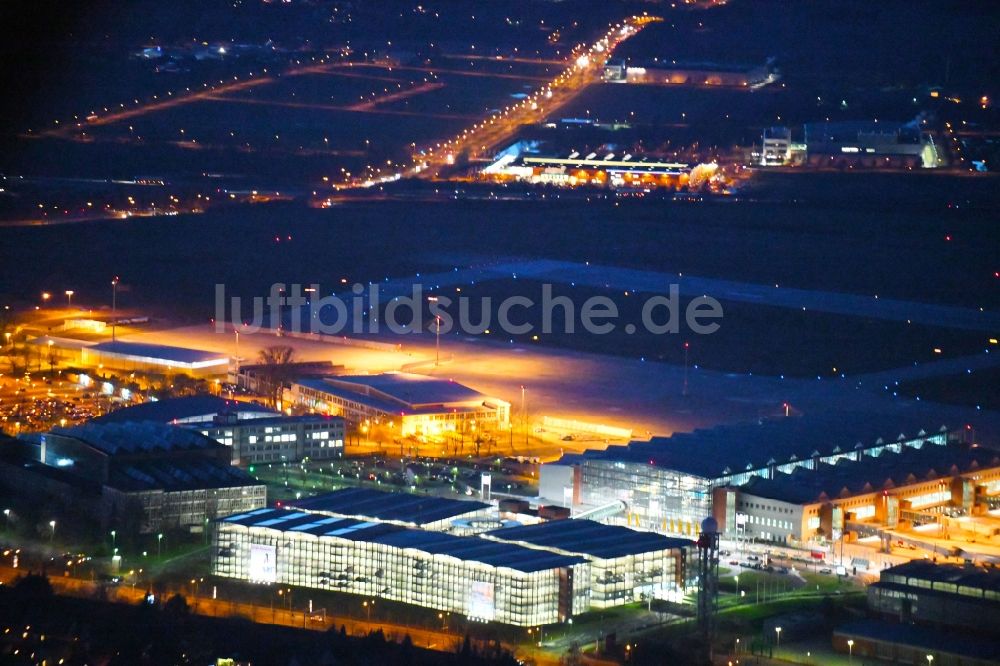 Nachtluftbild Dresden - Nachtluftbild der Abfertigungs- Gebäude und Terminals auf dem Gelände des Flughafen im Ortsteil Klotzsche in Dresden im Bundesland Sachsen, Deutschland