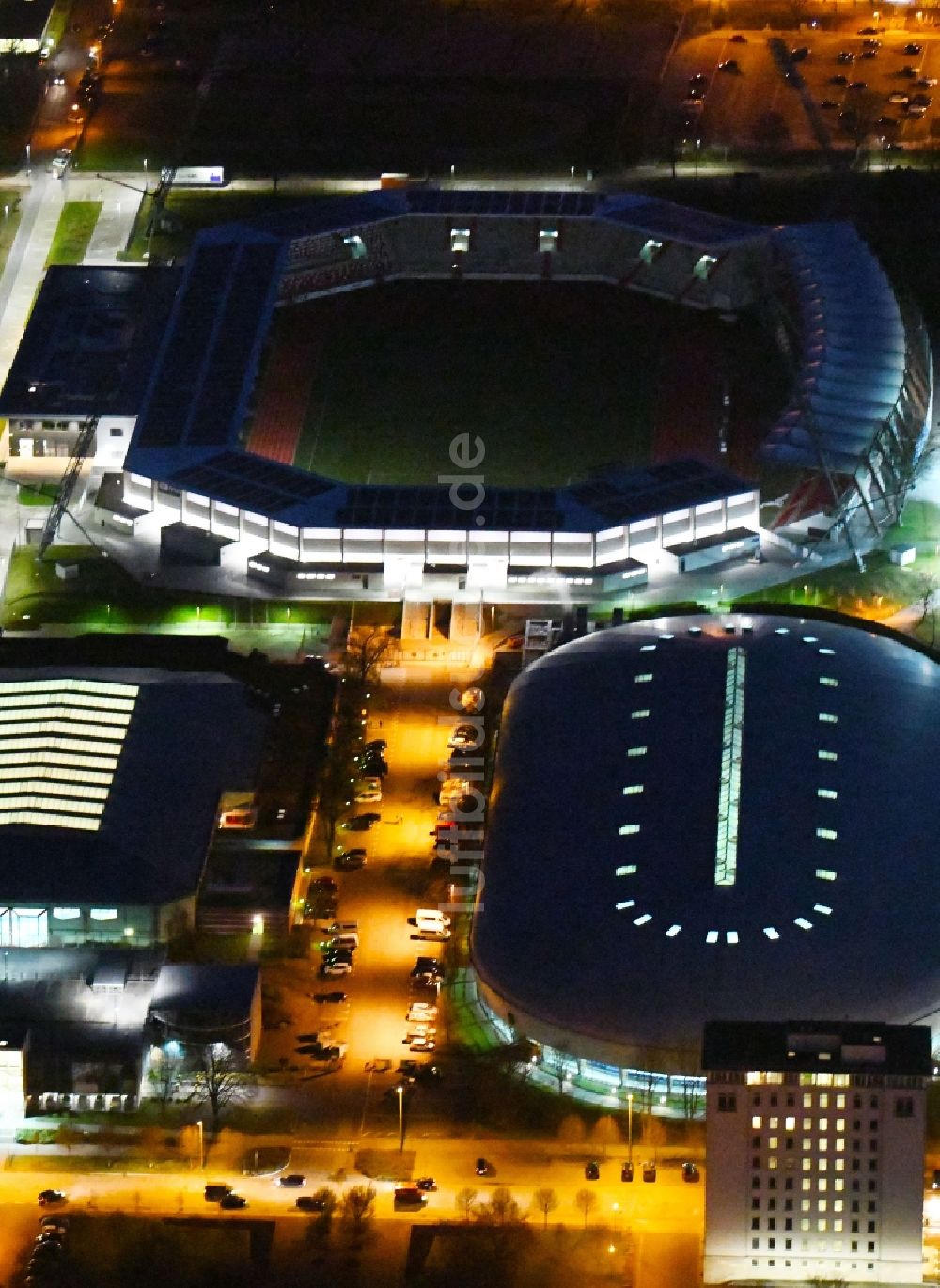 Nacht-Luftaufnahme Erfurt - Nachtluftbild der Arena des Stadion Steigerwaldstadion,des Eissportzentrum Erfurt und der Leichtathletikhalle Erfurt in Erfurt im Bundesland Thüringen