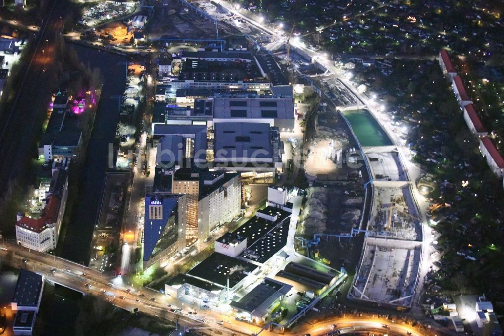 Berlin bei Nacht aus der Vogelperspektive: Nachtluftbild der Baustellen zum Neubau der Verlängerung der Stadtautobahn A100 in Berlin Neukölln