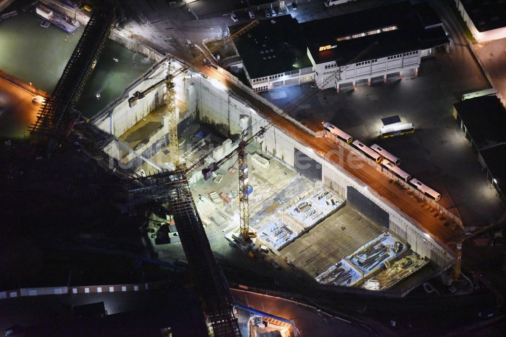 Berlin bei Nacht aus der Vogelperspektive: Nachtluftbild der Baustellen zum Neubau der Verlängerung der Stadtautobahn A100 in Berlin Neukölln