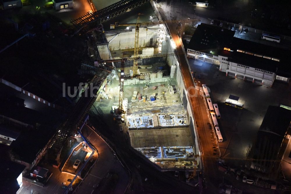 Berlin bei Nacht von oben - Nachtluftbild der Baustellen zum Neubau der Verlängerung der Stadtautobahn A100 in Berlin Neukölln