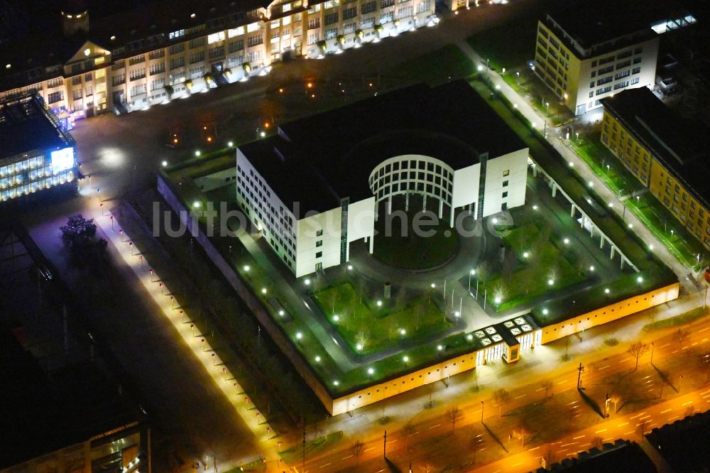 Karlsruhe bei Nacht von oben - Nachtluftbild der Behörde Generalbundesanwalt beim Bundesgerichtshof in Karlsruhe im Bundesland Baden-Württemberg, Deutschland
