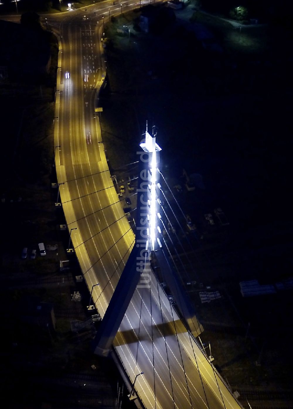 Halle (Saale) bei Nacht von oben - Nachtluftbild der Berliner Brücke in Halle (Saale) im Bundesland Sachsen-Anhalt