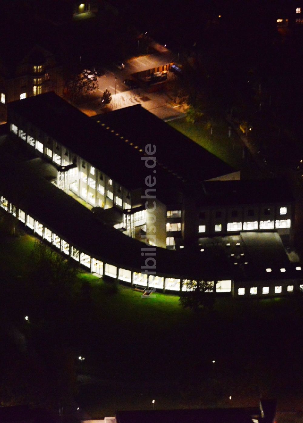 Nacht-Luftaufnahme Berlin Dahlem - Nachtluftbild der Bibliothek des Fachbereichs Rechtswissenschaft der Freien Universität in Berlin