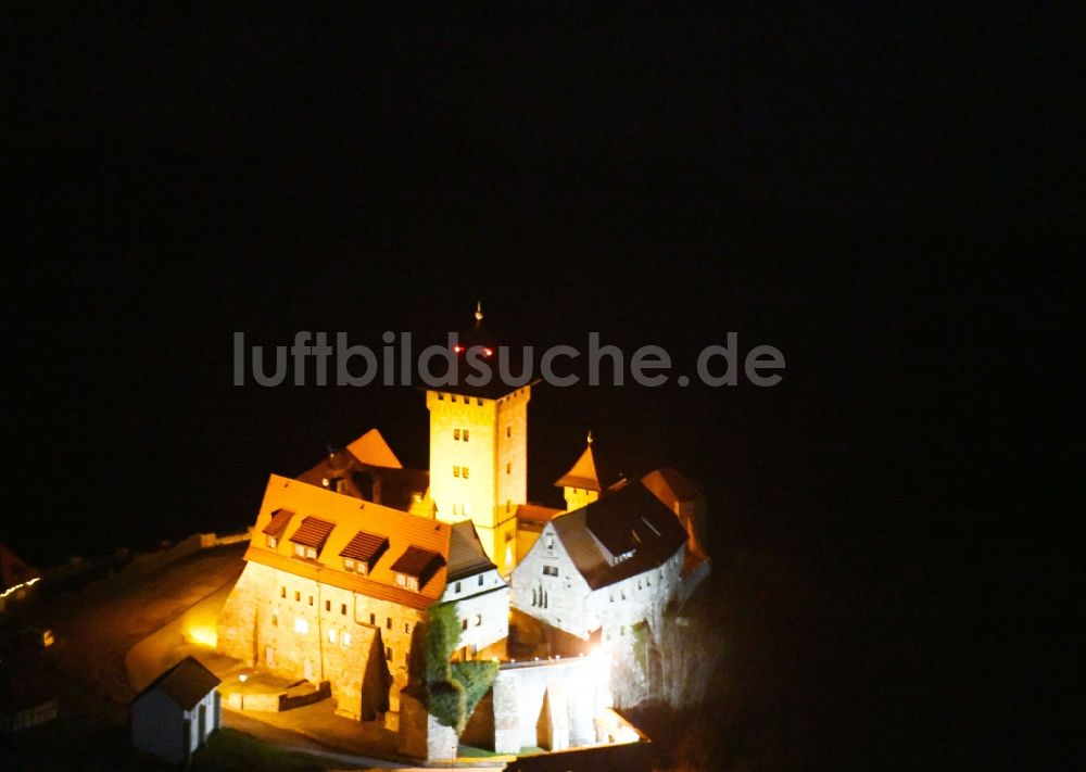 Amt Wachsenburg bei Nacht von oben - Nachtluftbild der Burganlage der Veste Wachsenburg in Amt Wachsenburg im Bundesland Thüringen