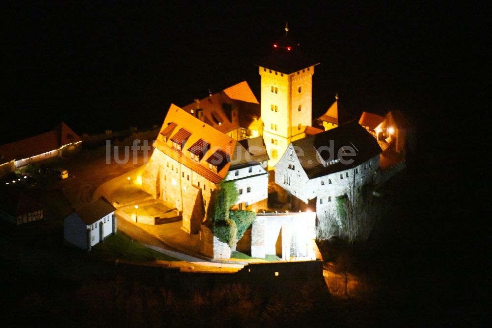 Nachtluftbild Amt Wachsenburg - Nachtluftbild der Burganlage der Veste Wachsenburg in Amt Wachsenburg im Bundesland Thüringen