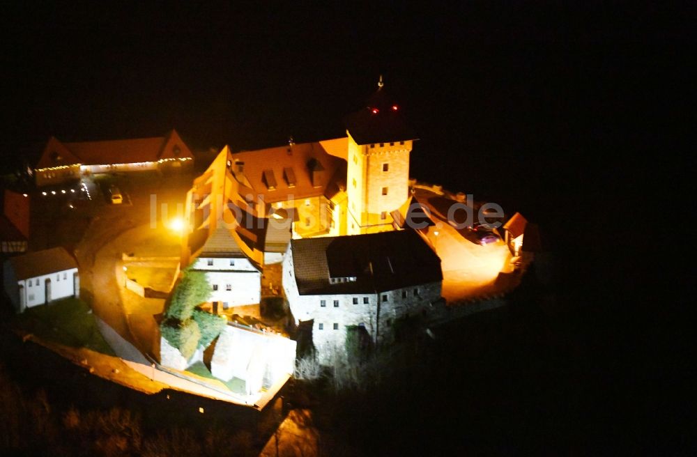 Nacht-Luftaufnahme Amt Wachsenburg - Nachtluftbild der Burganlage der Veste Wachsenburg in Amt Wachsenburg im Bundesland Thüringen